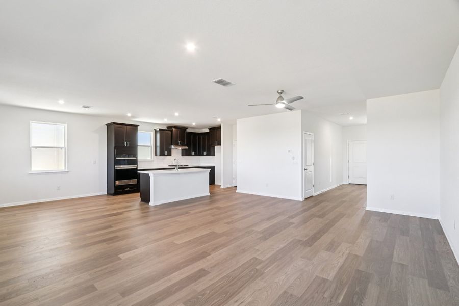 Spacious, unfurnished interior of a new home in Porter Country, Buda (Image 21).
