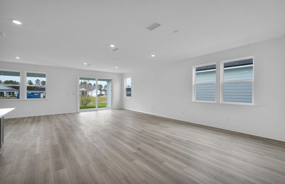 Spacious, unfurnished interior of a new home in Hyland Trail, Green Cove Springs (Image 12).