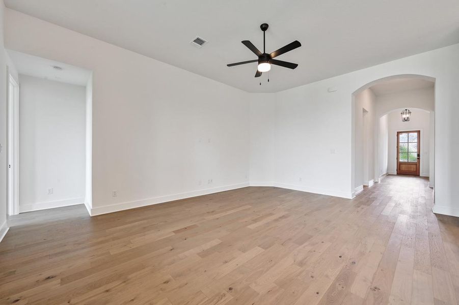 Spacious, unfurnished interior of a new home in 6 Creeks at Waterridge: 55ft. lots, Kyle (Image 12). Spacious, unfurnished interior of a new home in 6 Creeks at Waterridge: 55ft. lots, Kyle (Image 12).