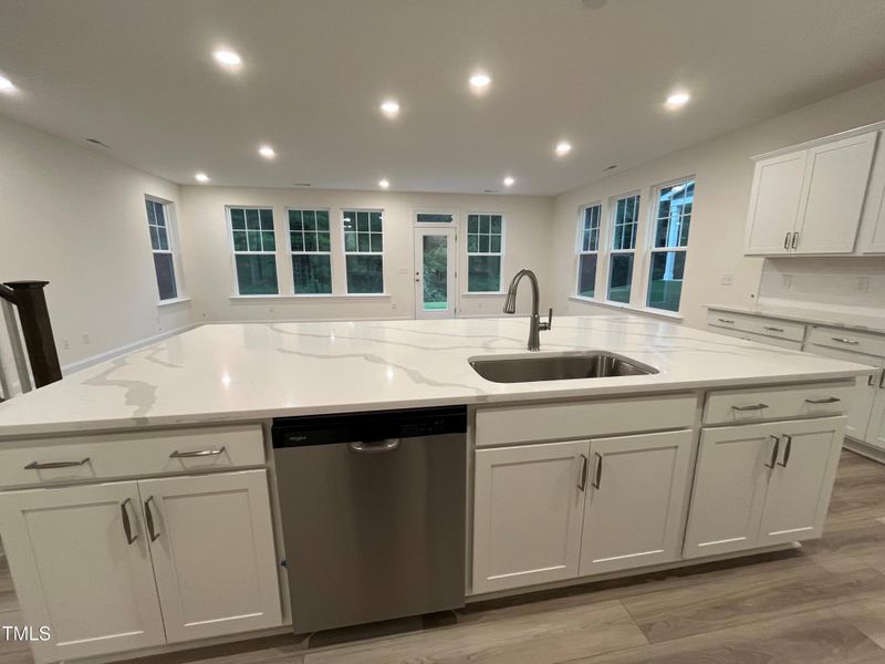 9 Foot Island w/Quartz Countertops