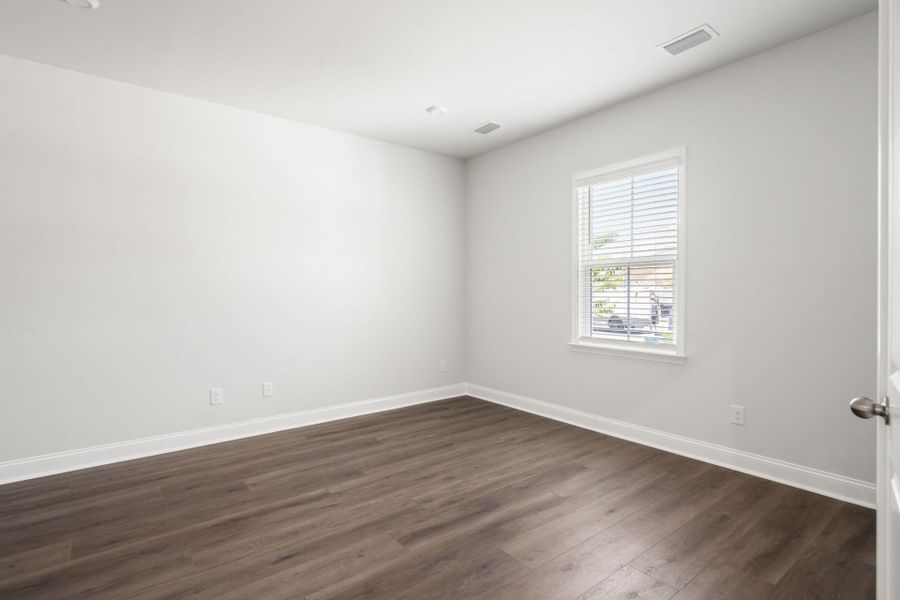 Spacious, unfurnished interior of a new home in Waterways, Richmond Hill (Image 32).