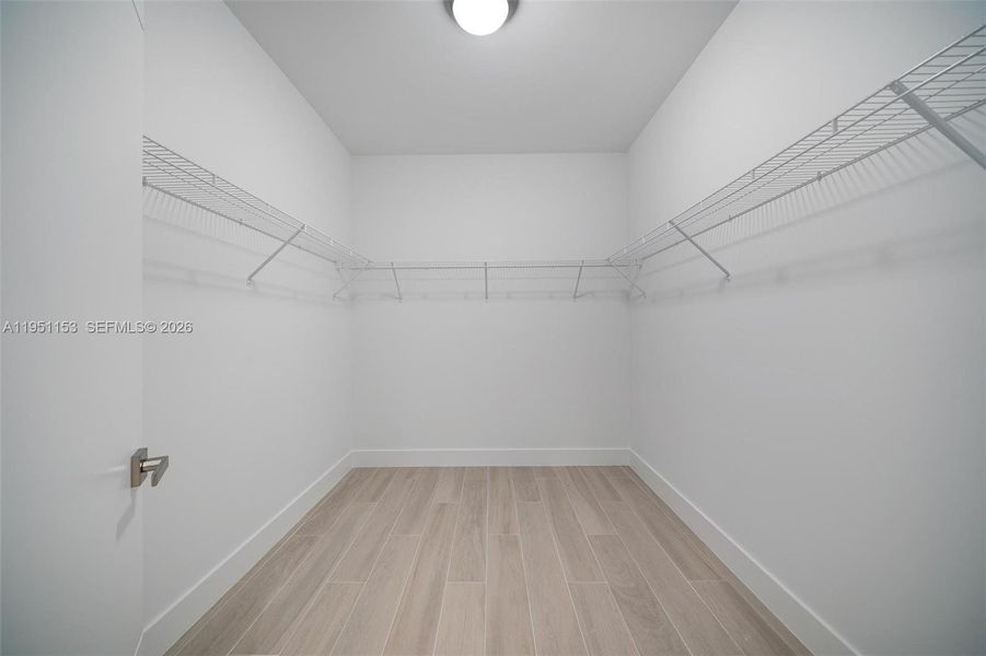 Spacious, unfurnished interior of a new home in , Weston (Image 43).