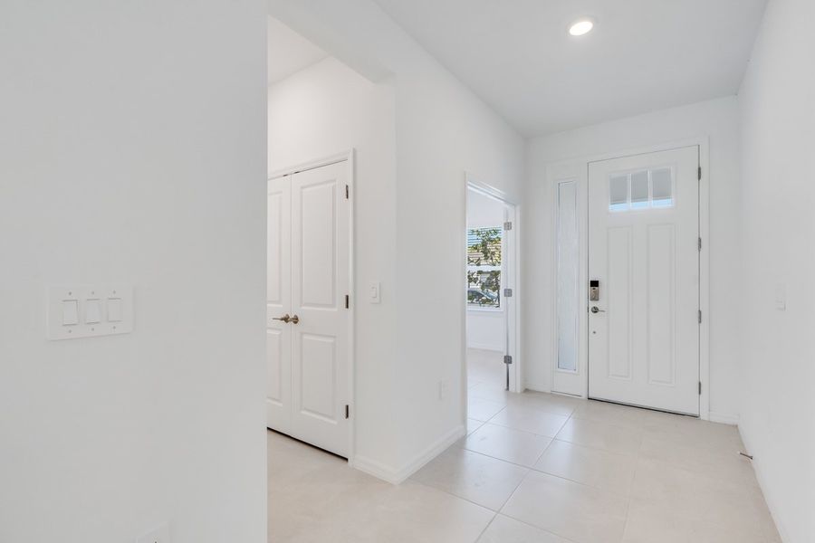 Spacious, unfurnished interior of a new home in Palms at Coasterra, Palmetto (Image 17).