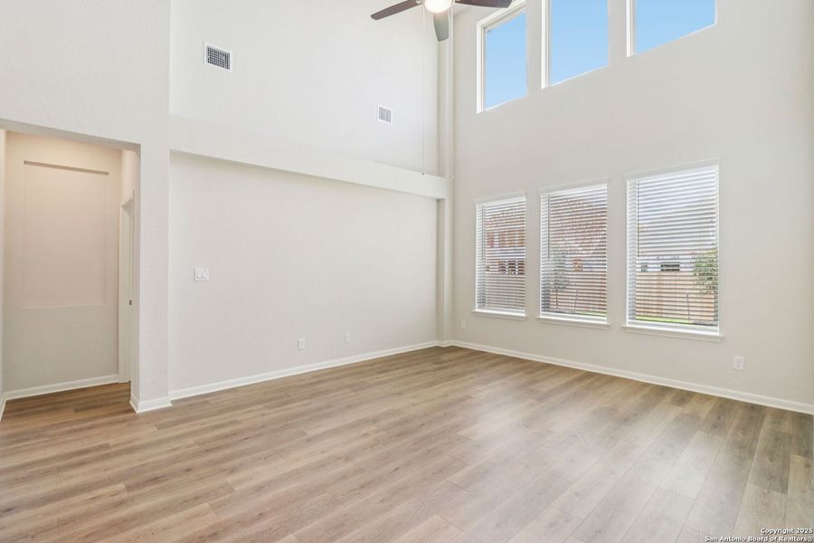 Spacious, unfurnished interior of a new home in Fox Falls, Boerne (Image 34).