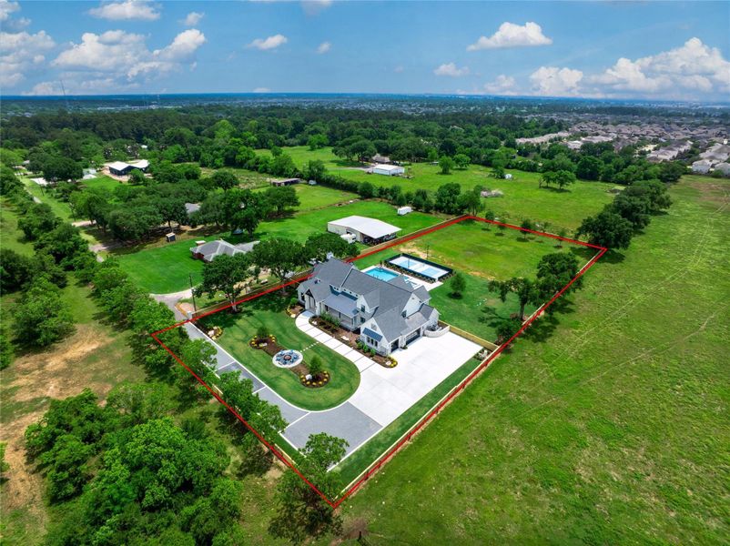 Builder laid 44 pallets of grass, re-homed trees around the property in keeping with the landscape. Property is fully fenced and backyard is privately fenced with both stock and horizontal fencing. Builder laid 44 pallets of grass, re-homed trees around the property in keeping with the landscape. Property is fully fenced and backyard is privately fenced with both stock and horizontal fencing.