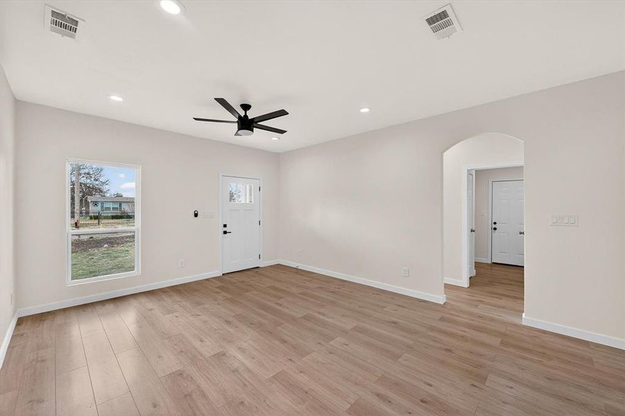 Spacious, unfurnished interior of a new home in , Corsicana (Image 11).
