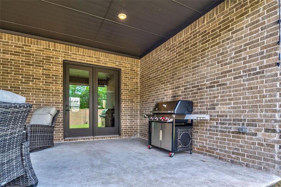 Exterior details and patio area of a home in Lincoln Pointe, Van Alstyne (Image 21).