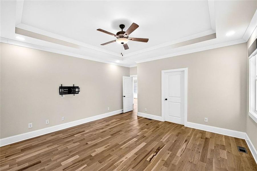 Spacious, unfurnished interior of a new home in , Bishop (Image 24).