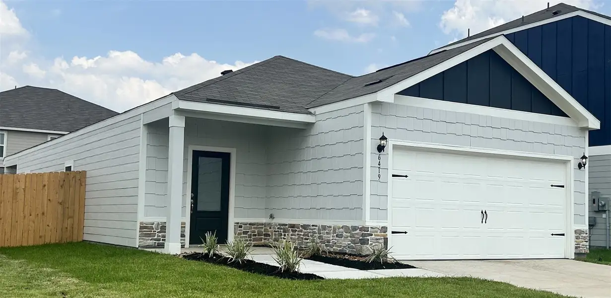 The Dogwood floor plan has beautiful stone detailing on the façade of the home. The Dogwood floor plan has beautiful stone detailing on the façade of the home.
