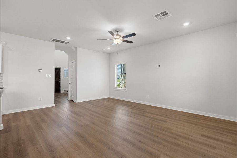 Spacious, unfurnished interior of a new home in Glendale Lakes, Rosharon (Image 16). Spacious, unfurnished interior of a new home in Glendale Lakes, Rosharon (Image 16).