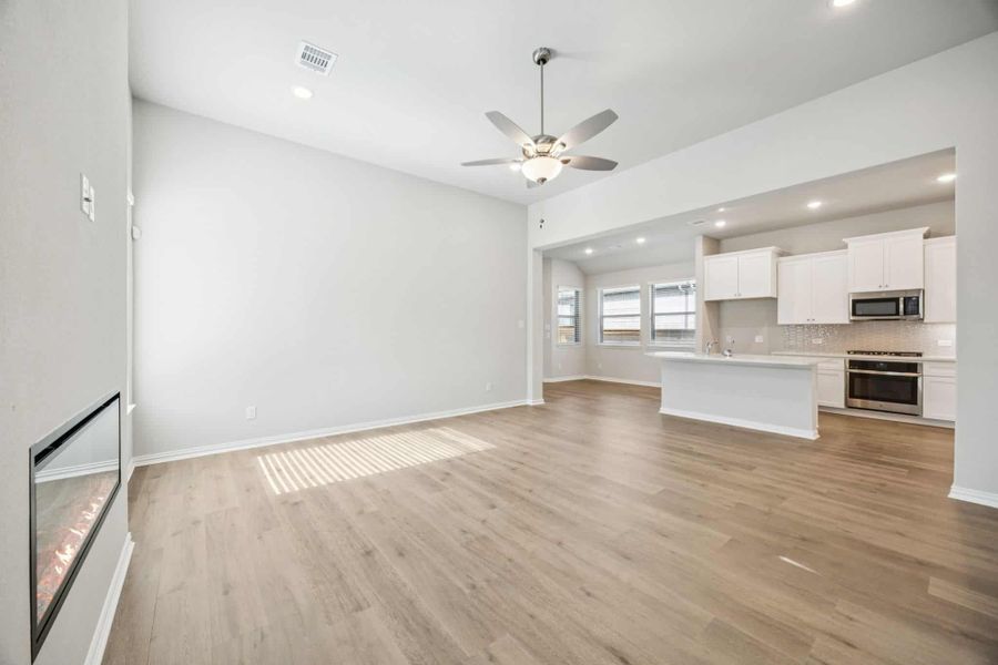 Spacious, unfurnished interior of a new home in Solterra Texas, Mesquite (Image 9).