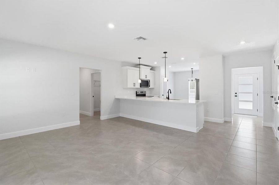 Spacious, unfurnished interior of a new home in , Dunnellon (Image 17).