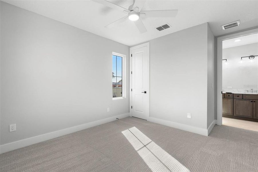 Spacious, unfurnished interior of a new home in , Tampa (Image 24).