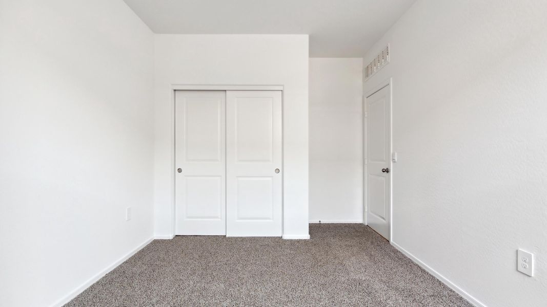 Spacious, unfurnished interior of a new home in Quail Ranch, San Tan Valley (Image 22).