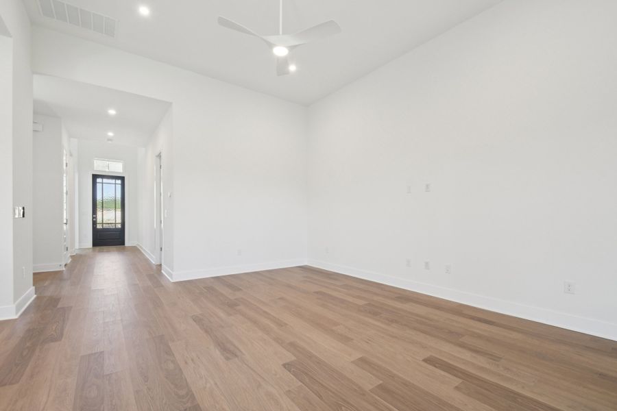 Spacious, unfurnished interior of a new home in Persimmon, Buda (Image 8).