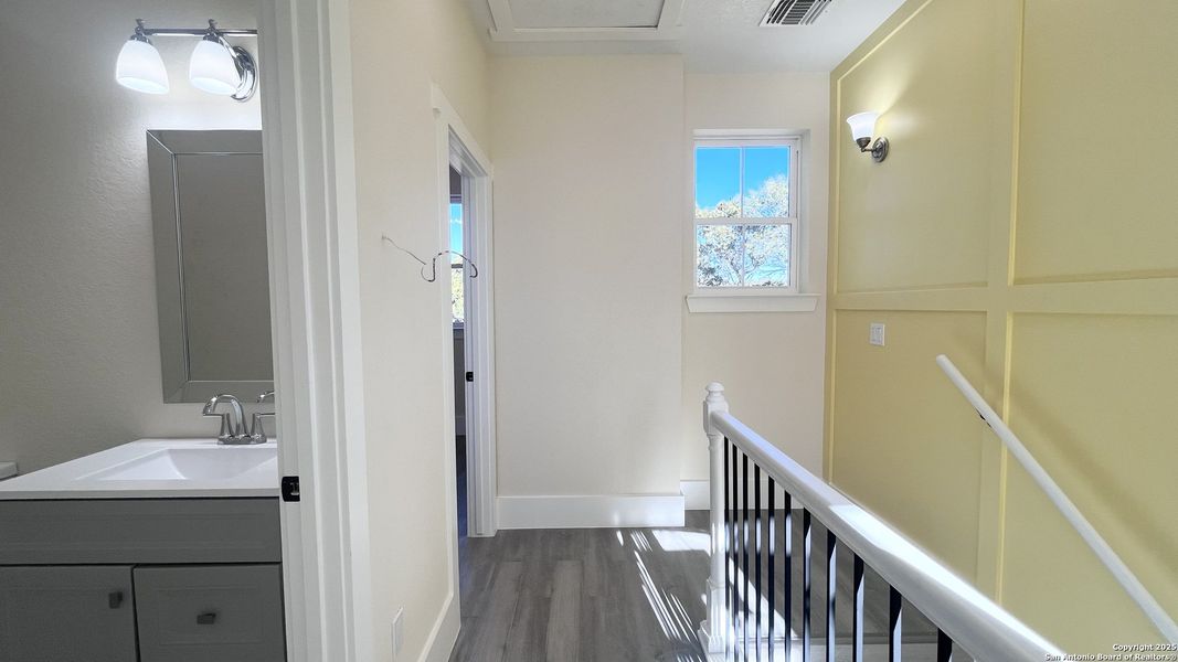 Spacious, unfurnished interior of a new home in , Bandera (Image 13).