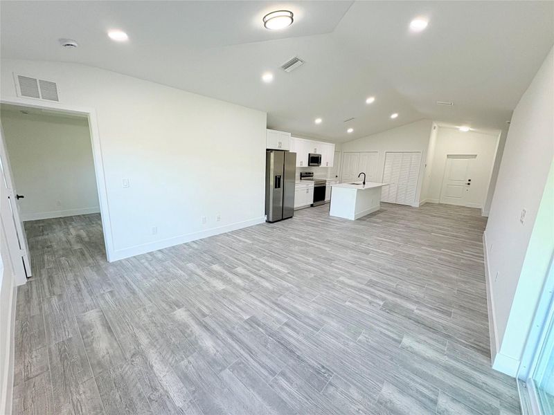 Spacious, unfurnished interior of a new home in , Okeechobee (Image 32).