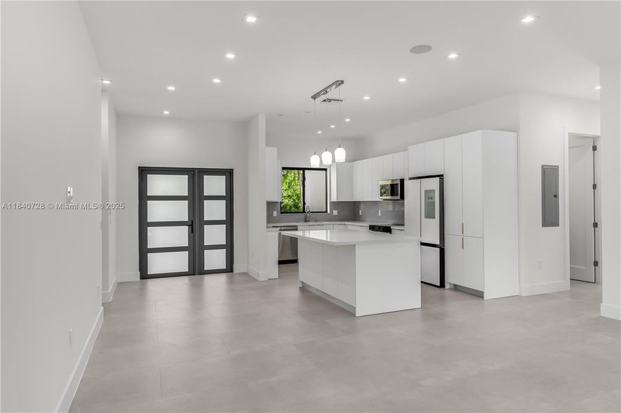 Spacious, unfurnished interior of a new home in , Biscayne Park (Image 40).