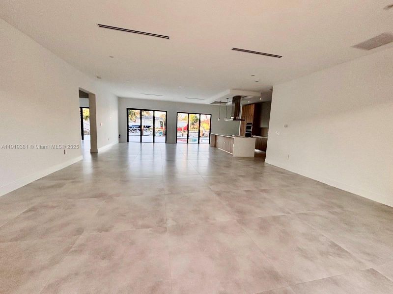 Spacious, unfurnished interior of a new home in , Deerfield Beach (Image 22).