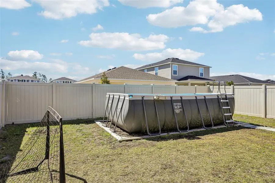 Exterior details and patio area of a home in , Clermont (Image 4).