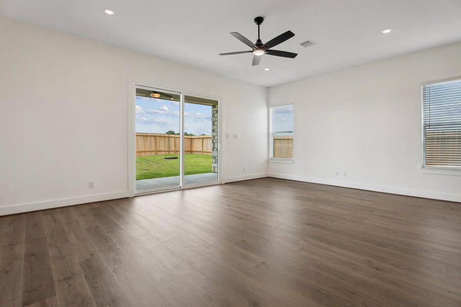 Spacious, unfurnished interior of a new home in Hallimore Ranch, Rosenberg (Image 13).