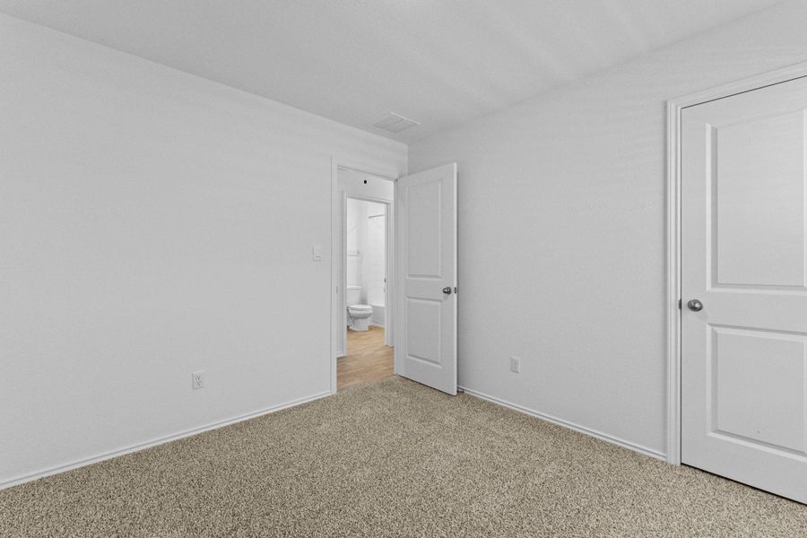 Spacious, unfurnished interior of a new home in Valverde, Bastrop (Image 25).