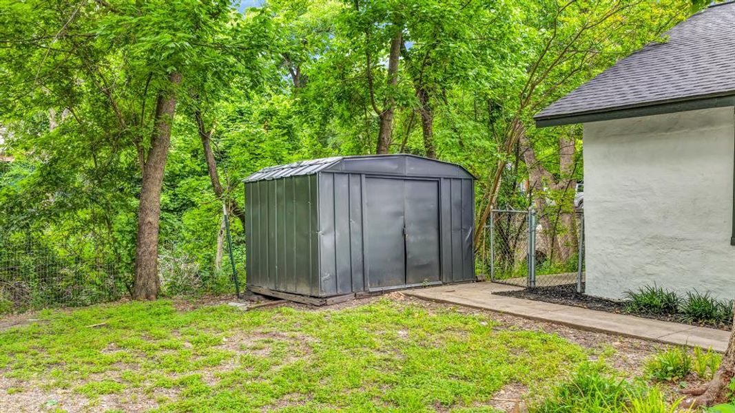 Exterior details and patio area of a home in , Weatherford (Image 16).