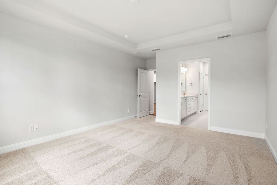 Spacious, unfurnished interior of a new home in Waterways, Richmond Hill (Image 18).