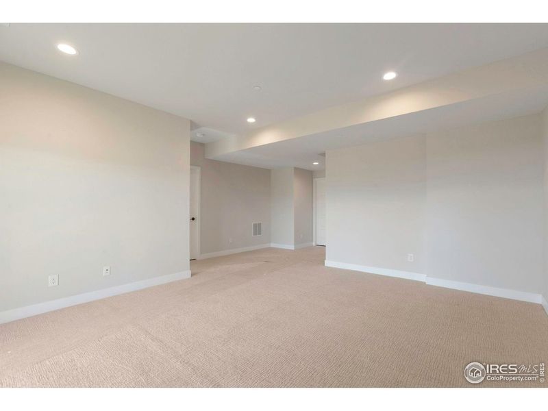 Spacious, unfurnished interior of a new home in , Superior (Image 24).