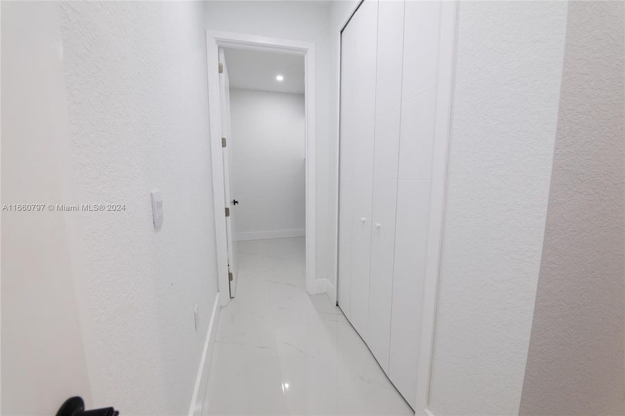 Spacious, unfurnished interior of a new home in , Cape Coral (Image 23).