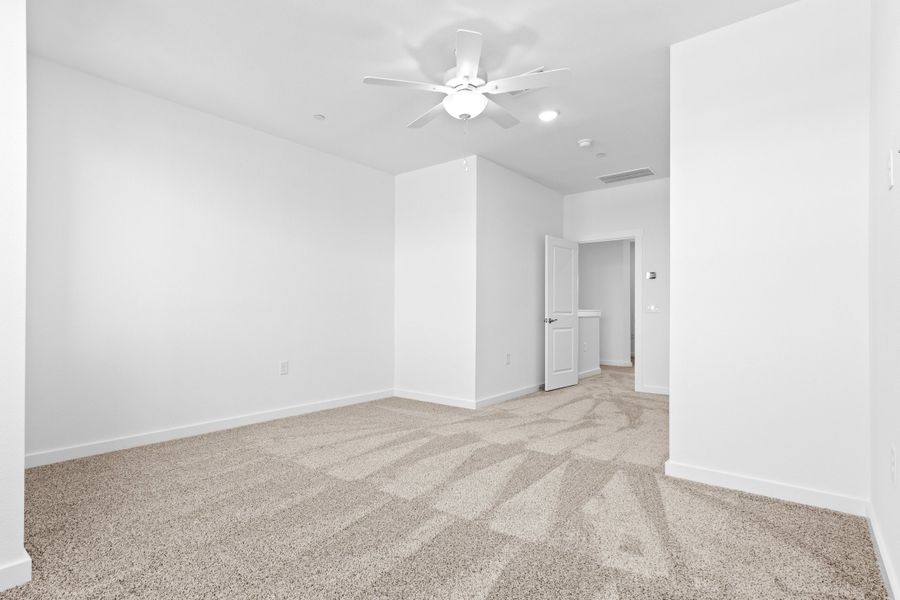 Spacious, unfurnished interior of a new home in Wildridge, Oak Point (Image 24).