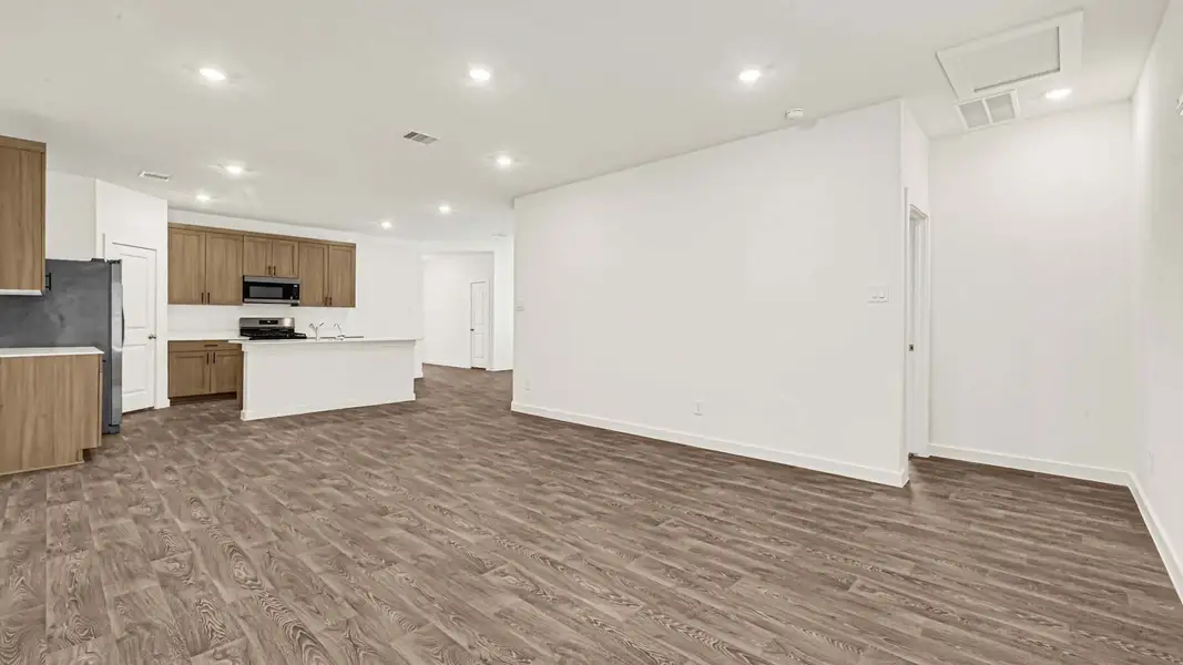 Spacious, unfurnished interior of a new home in Holly Ridge, Rosenberg (Image 25).