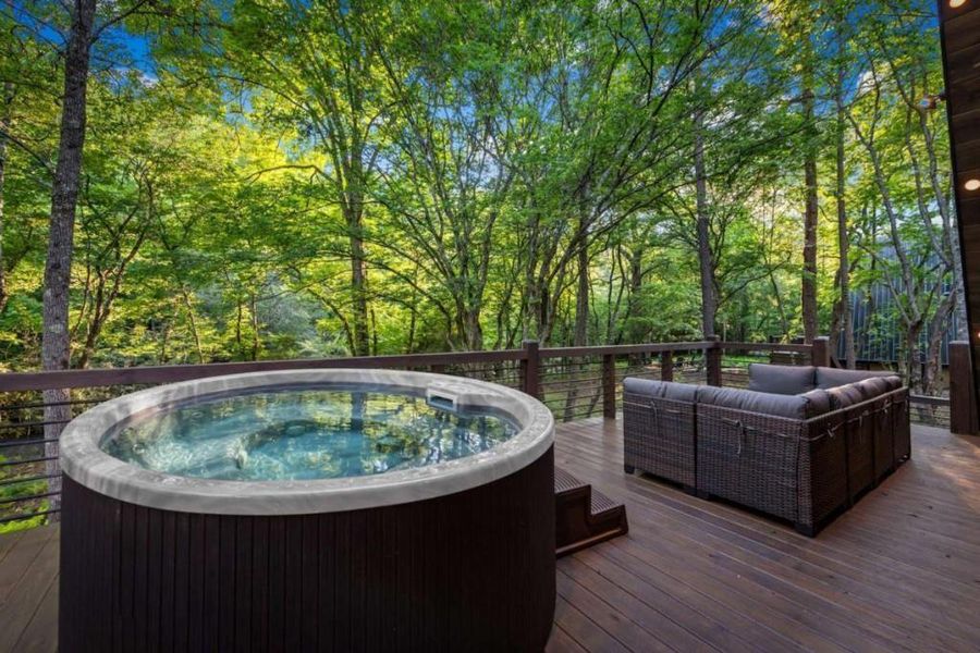 Community amenities in , McCaysville (Image 36).