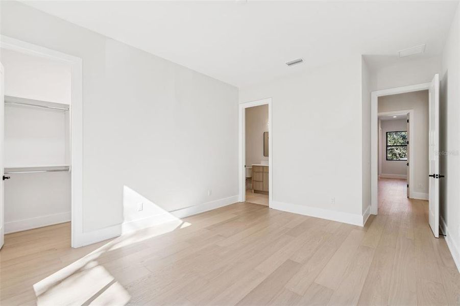 Spacious, unfurnished interior of a new home in , Tampa (Image 28).