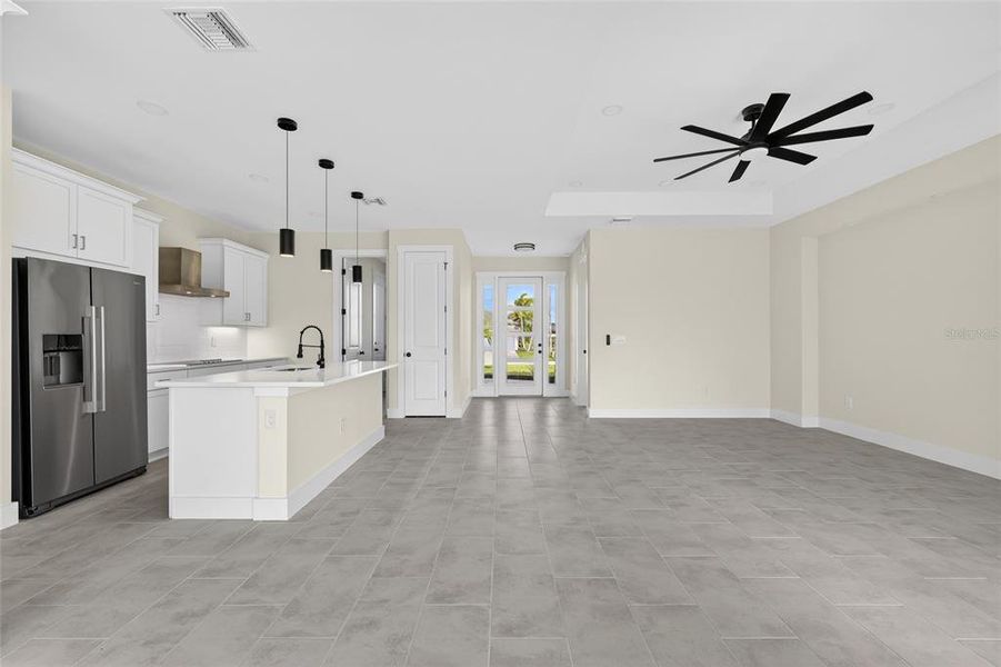 Spacious, unfurnished interior of a new home in , Cape Coral (Image 19).