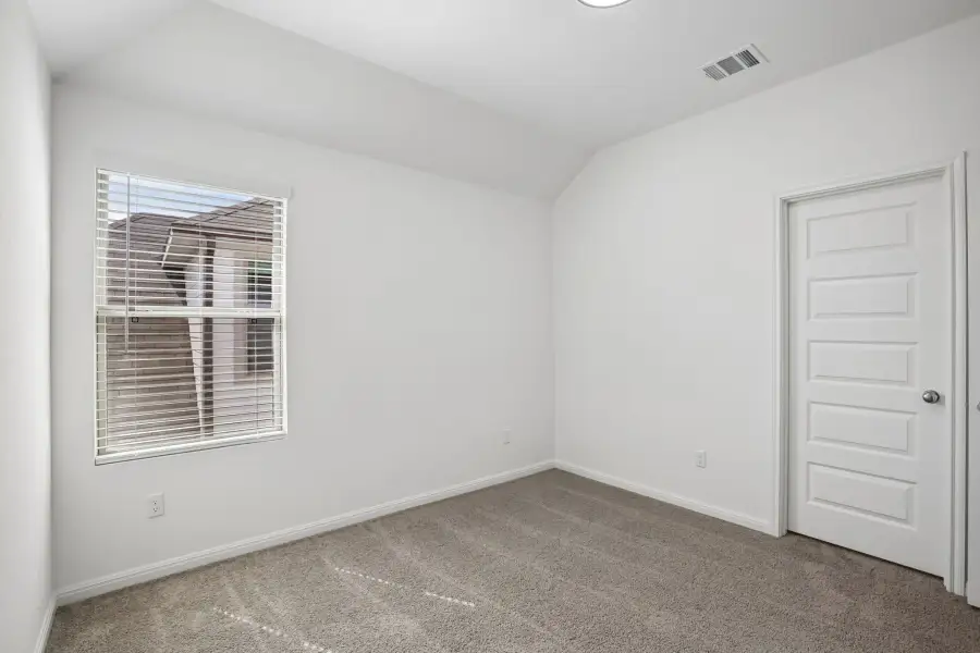 Spacious, unfurnished interior of a new home in Trinity Ranch, Elgin (Image 33).