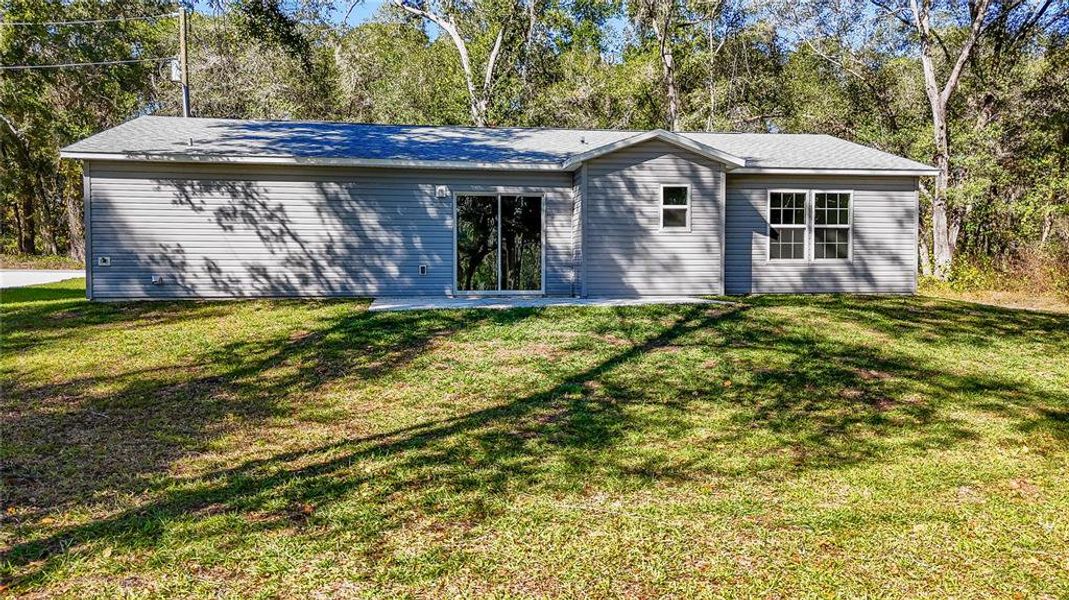 Exterior details and patio area of a home in , Ocklawaha (Image 4).