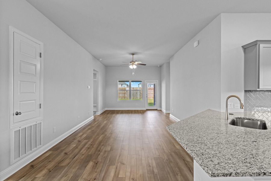 Spacious, unfurnished interior of a new home in River Ranch Trails, Dayton (Image 14).