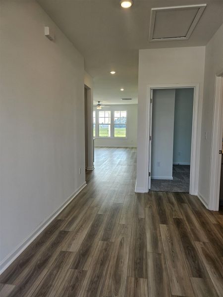 Spacious, unfurnished interior of a new home in Edgefield, Loris (Image 9).