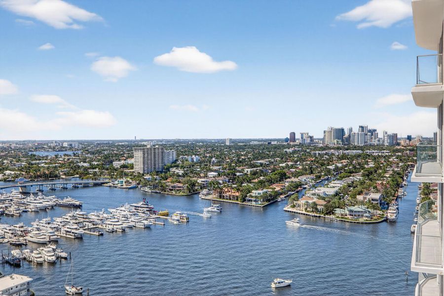 Condo located in Fort Lauderdale, FL showcasing its design and architecture (Image 3).