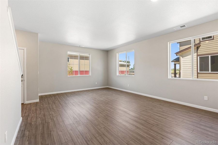 Spacious, unfurnished interior of a new home in Spring Valley, Longmont (Image 25).
