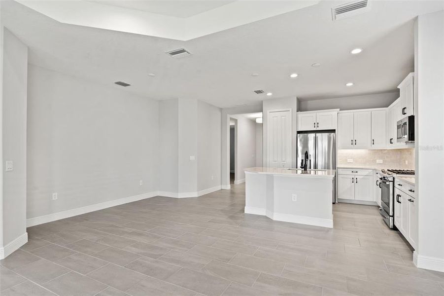 Spacious, unfurnished interior of a new home in Wysteria, Venice (Image 38).