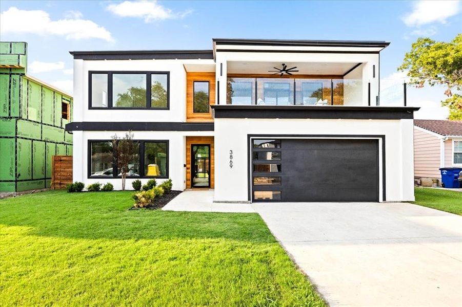 View of front of home featuring ceiling fan and a front yard