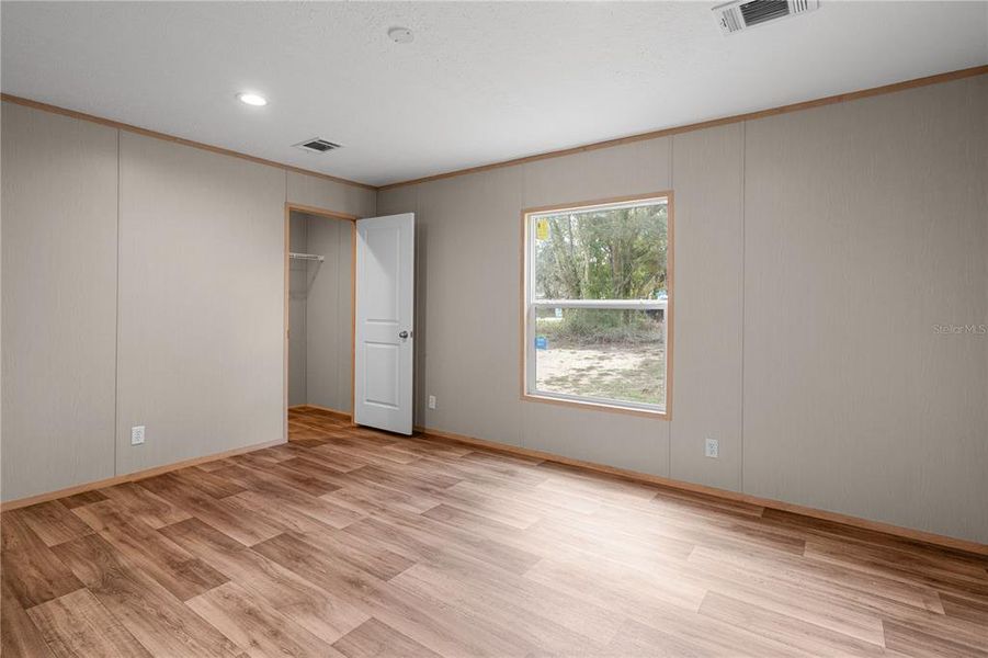 Spacious, unfurnished interior of a new home in , Bronson (Image 12).