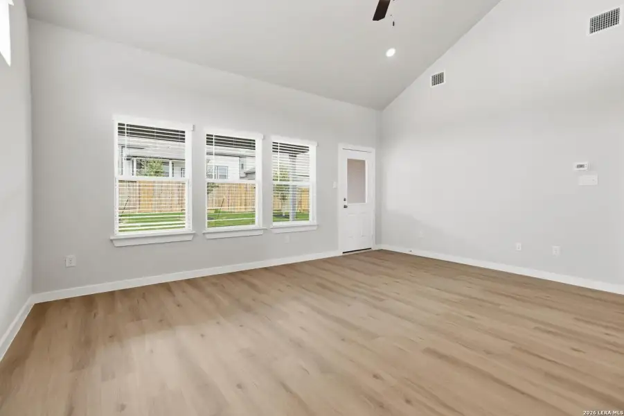 Spacious, unfurnished interior of a new home in Hunters Ranch, San Antonio (Image 19).