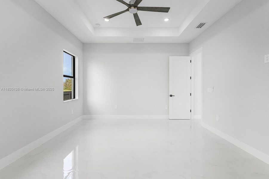 Spacious, unfurnished interior of a new home in , Cape Coral (Image 59).