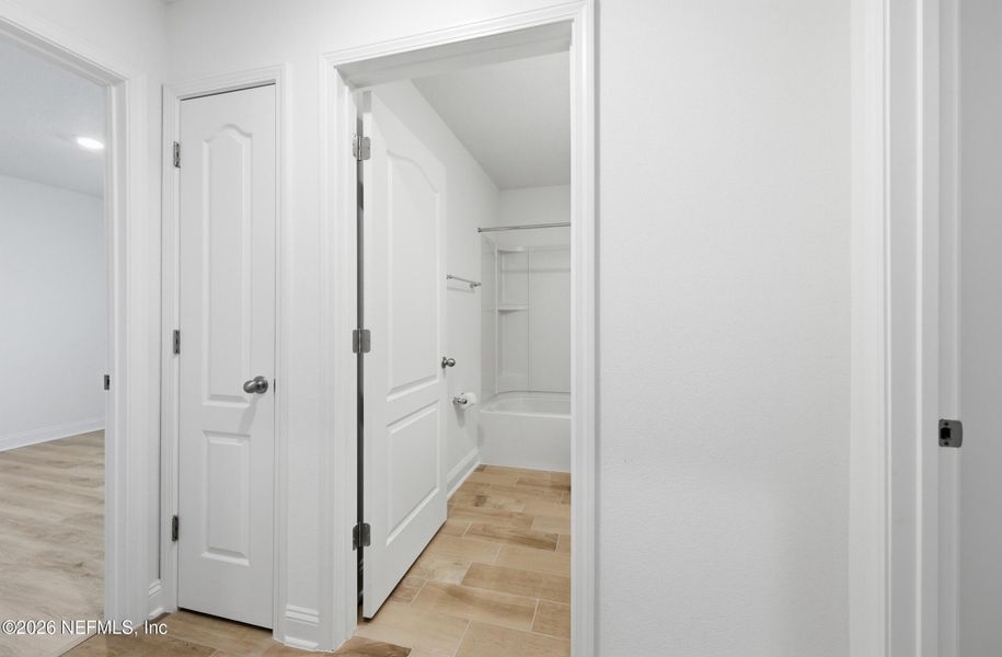 Spacious, unfurnished interior of a new home in Cross Creek, Green Cove Springs (Image 28).