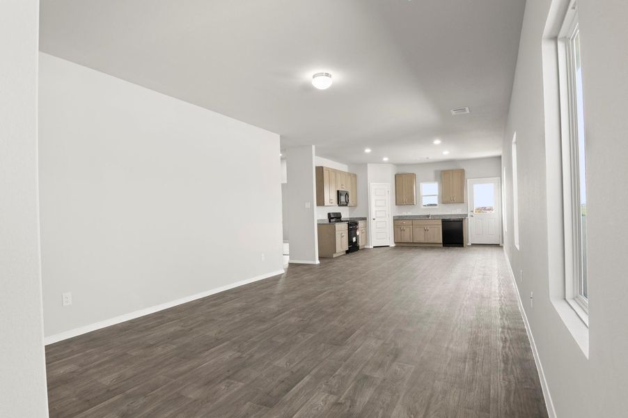 Spacious, unfurnished interior of a new home in Cloverleaf, Austin (Image 20).