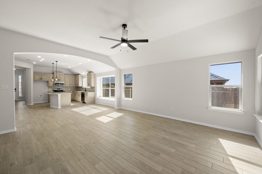 Spacious, unfurnished interior of a new home in Waterford Park, Weatherford (Image 14).
