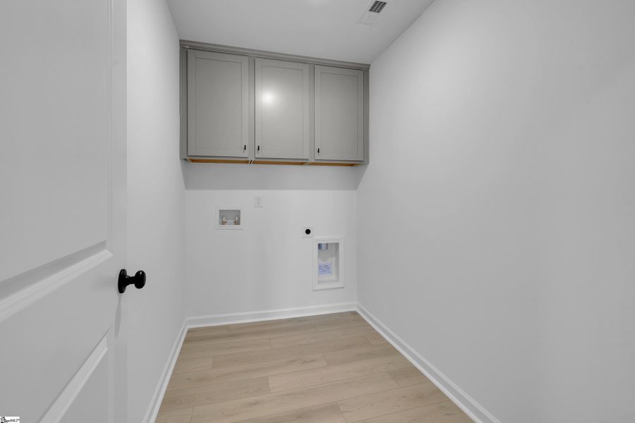 Spacious, unfurnished interior of a new home in Lynbrook, Boiling Springs (Image 22).